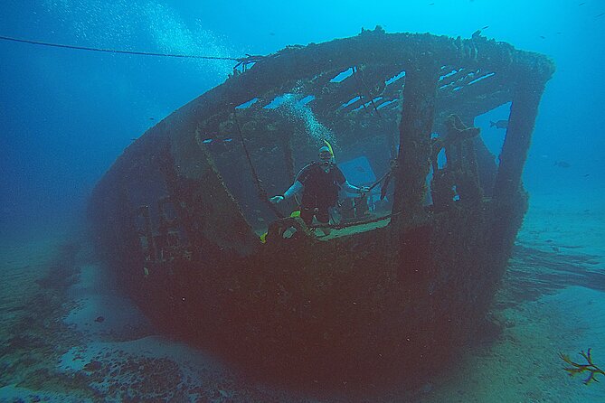 2 Tanks Scuba Diving Wreck and Reef in Cancun for Certified Divers - Check-in, equipment, and the short boat routine