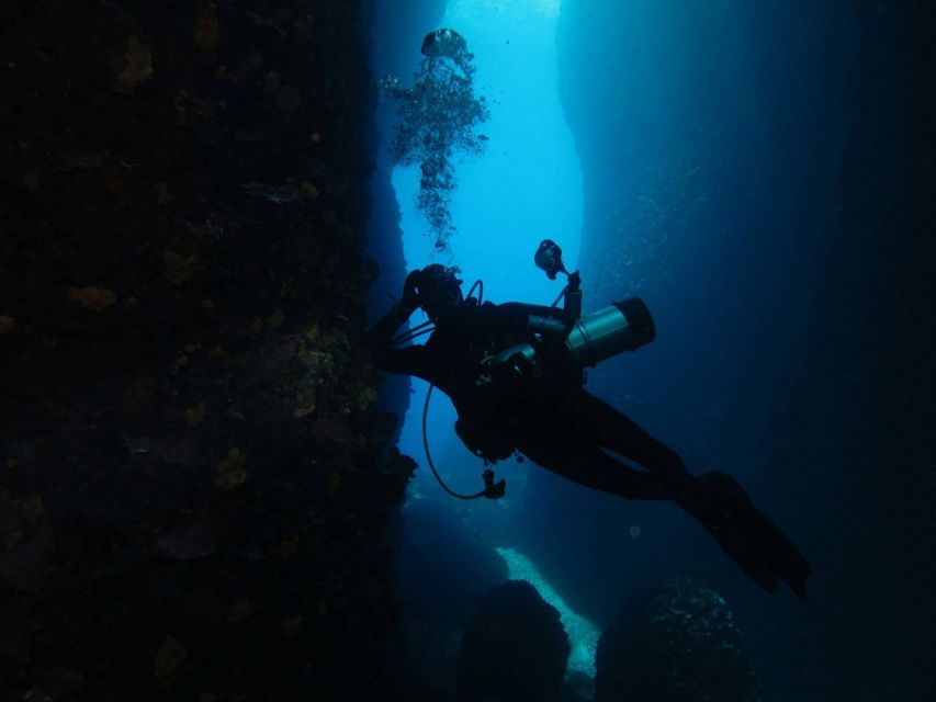 Athens: Adventure Dives in Nea Makri for Certified Divers - The 90-minute break between sessions