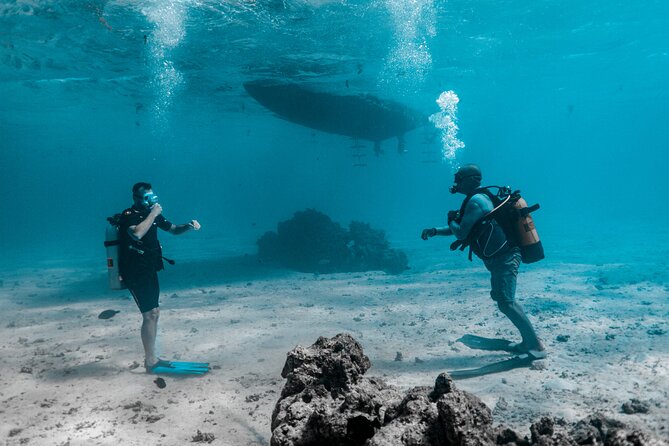 Baptism diving in the turquoise waters of Tahiti - The guide can make or break the experience
