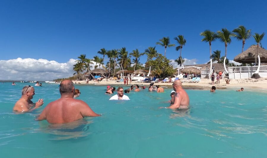 diving catalina island from punta cana - Aquarium provides a second underwater setting