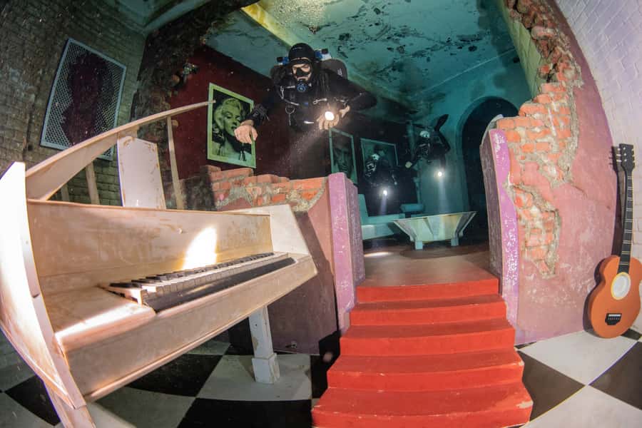 Dubai: Guided Scuba Dive for Certified divers at Deep Dive - What the experience is really like