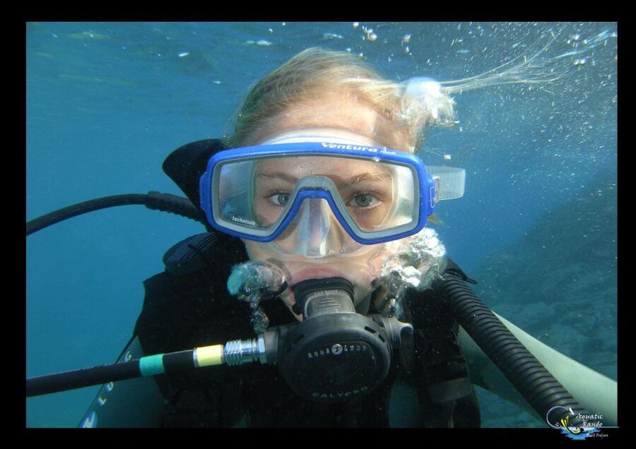 Fréjus: Diving Experience in Port-Fréjus with an Instructor - Getting ready for the water