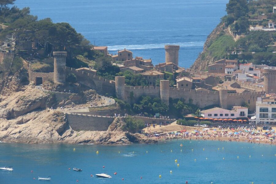 From Barcelona: Tossa de Mar Scuba Diving and 3-Course Meal - Leaving Barcelona in a Small Private Van