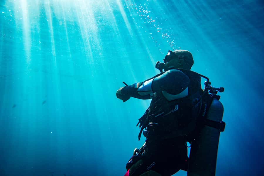 From Jeddah: Boat Trip and Diving for Certified Divers - The one-hour ride out to the Red Sea sites