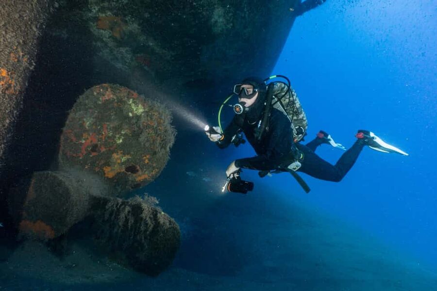 Funchal: Wreck dive F488 Frigate - certified divers - Key points at a glance