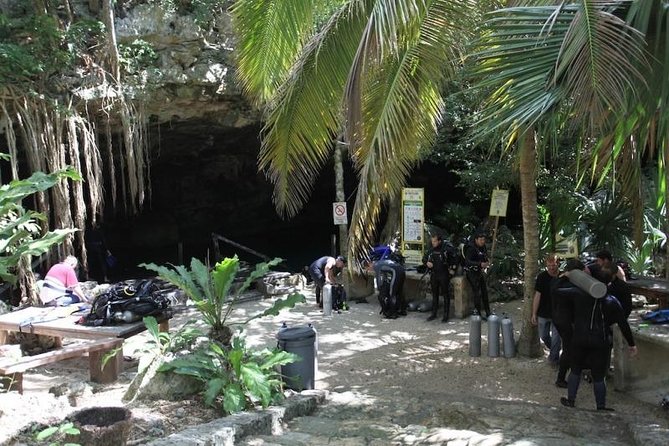 Go for 2 dives in cenote Dos ojos for certified divers - Photography and the small-group advantage