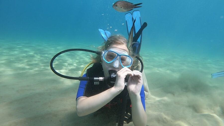 Heraklion: Beginner Scuba Diving Lesson with PADI Instructor - At the Cretandivers center: learning before entering the water