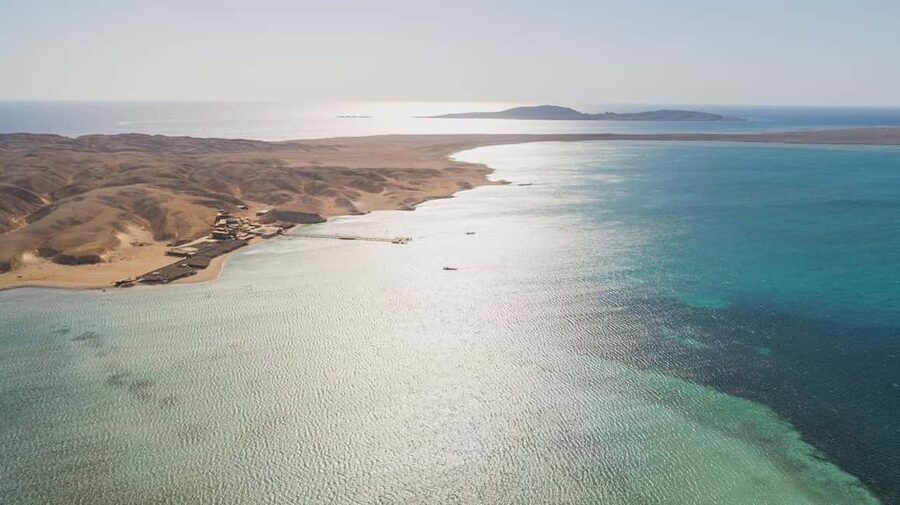Hurghada: Yacht Trip 2 islands, Diving & Snorkeling W Lunch - What the crew and boat experience are like