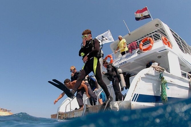 Intro and Professional Scuba Diving Cruise with Lunch in Hurghada - Safety briefing and equipment before entering the water
