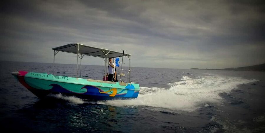 Introductory dive, to get started! - The boat briefing before entering St Leu bay