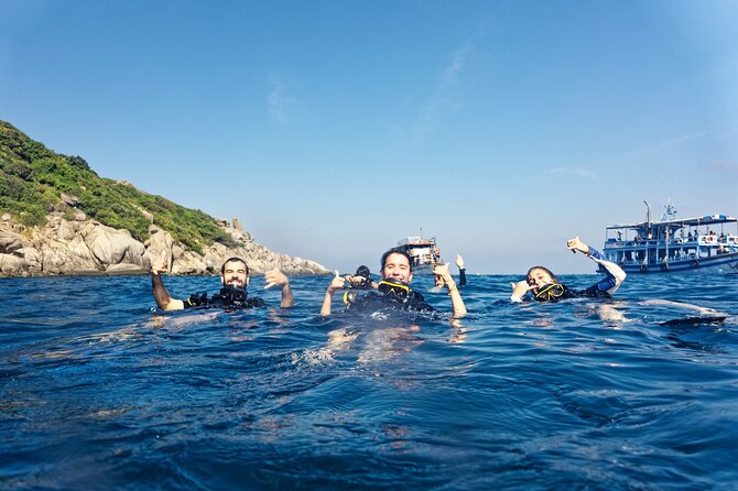La Bombona Diving Koh Tao Try Dive - Boarding the three-level boat