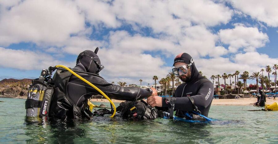 Lanzarote: Beginner Scuba Diving from the Beach - Beach entry keeps the first sea session manageable