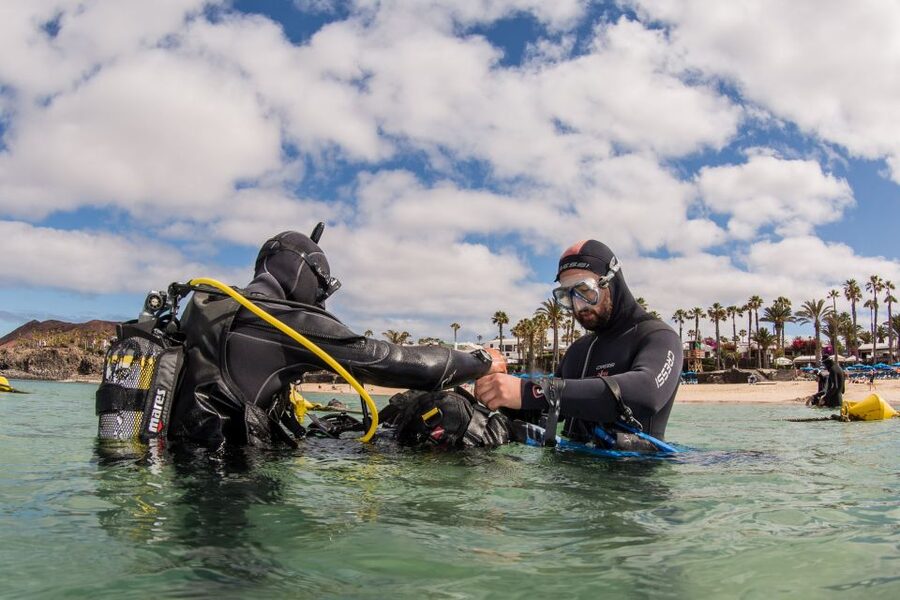 Lanzarote: Beginner Scuba Diving from the Beach - Who should book this Lanzarote experience?