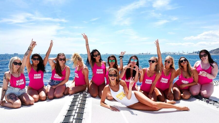 Lisbon: Catamaran Boat Party with Music, Open Bar & Dives - What makes this boat party worth considering