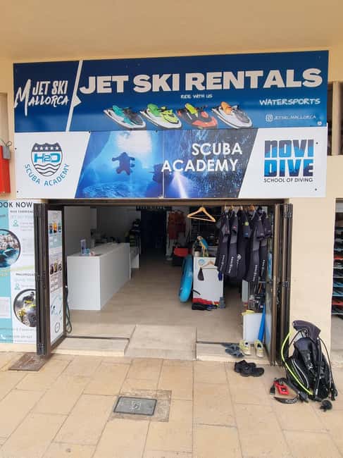 Mallorca: Scuba Diving for Beginners - Equalizing your ears and moving below the surface