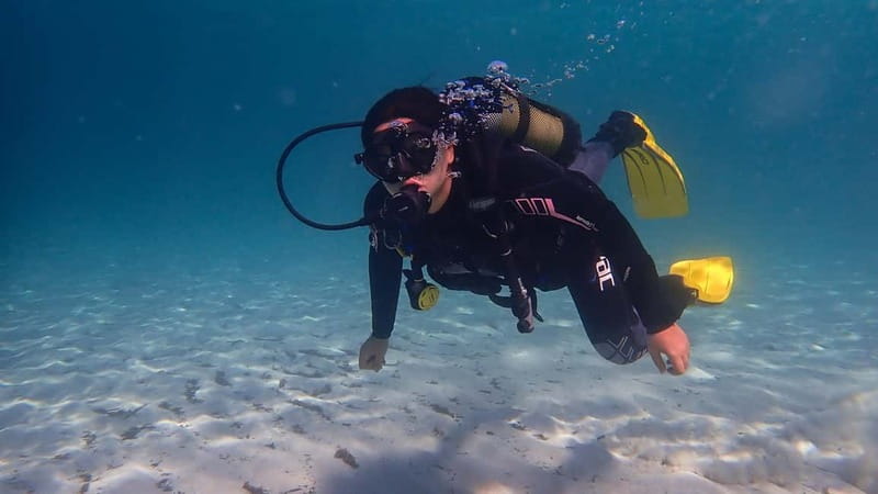 Menorca: Cala Galdana Try Scuba Diving for Beginners - Entering the clear water at Cala Galdana