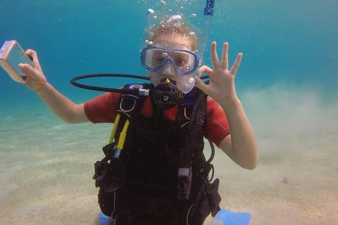 PADI Bubblemaker - Getting comfortable with child-sized scuba equipment