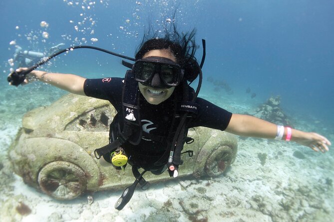 PADI Discover Scuba Diving for divers without certification - Learning safety before entering the water