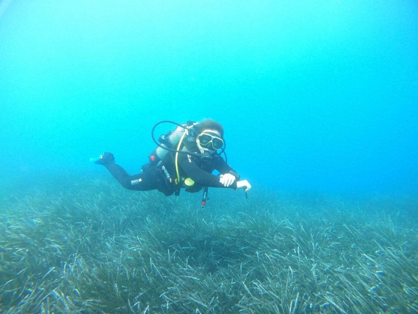 Santorini: Scuba Diving Experience in Caldera for Beginners - Entering the volcanic reef inside the caldera