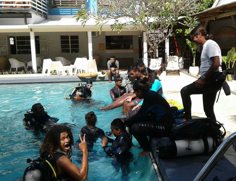 Tamarin Bay: Beginners Scuba Diving Experience - The short boat ride to Tamarin Bay