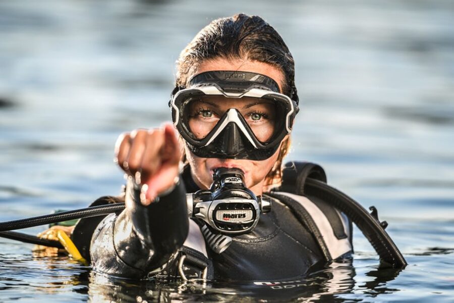 Tossa de Mar: Scuba Diving Experience for Beginners - Getting fitted with equipment