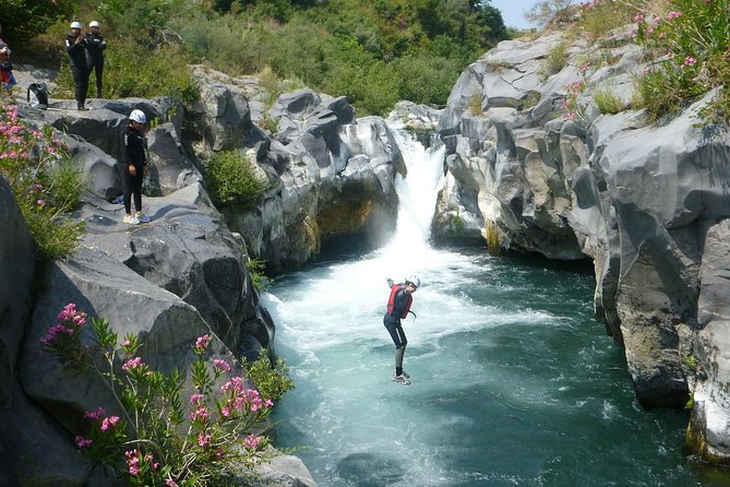 TuffAlcantara - dives, slides and lots of fun in the Alcantara river - A four-hour route built around water and rock